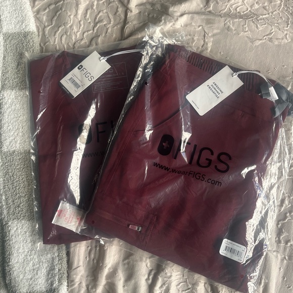 BNWT FIGS Burgundy Scrub Set size small - Picture 8 of 10